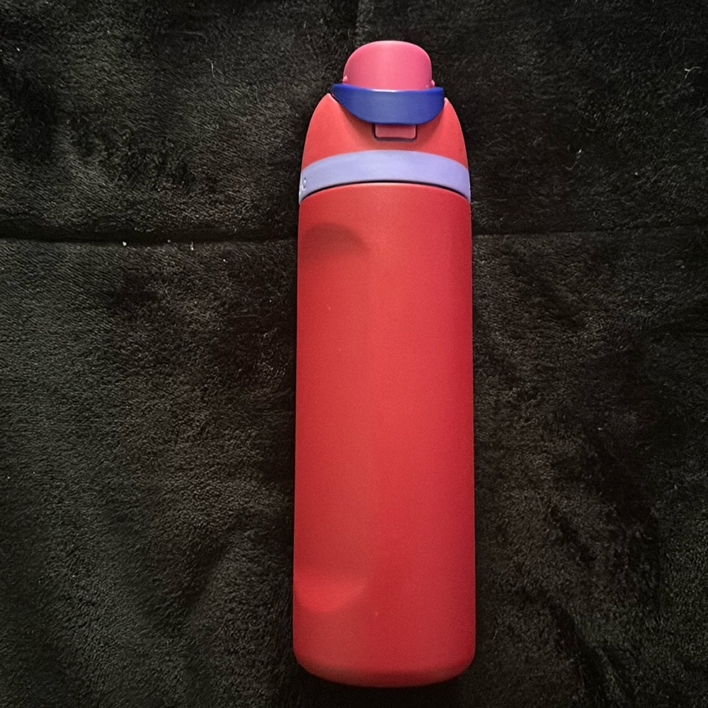 Owala Freesip 24oz “Pomegranate Parade”